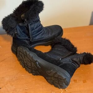 Cozy Black Fur-Trimmed Winter Boots